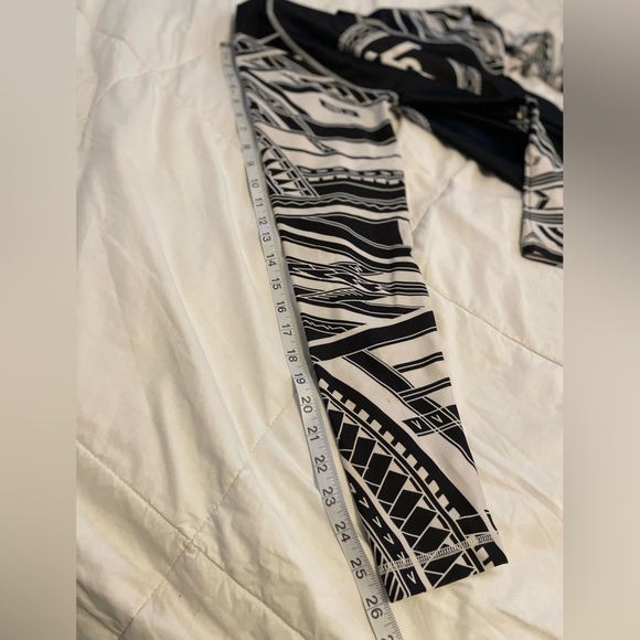 Island’s Best Y2K Tribal Surfing Rash Guard Size L - Picture 7 of 8